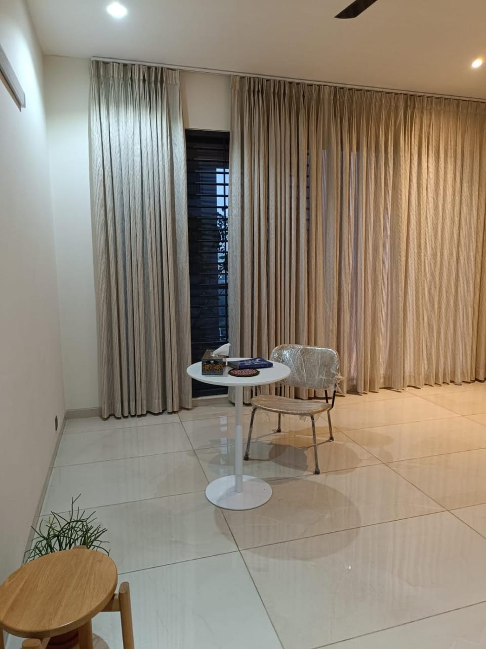 Sunny, Airy and Spacious Place in City Center Gulshan Apartment in Dhaka