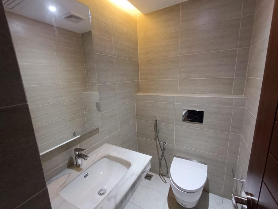 Sunny, Airy and Spacious Place in City Center Gulshan Apartment in Dhaka