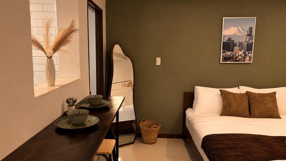 Bed, Dining area, Bedroom