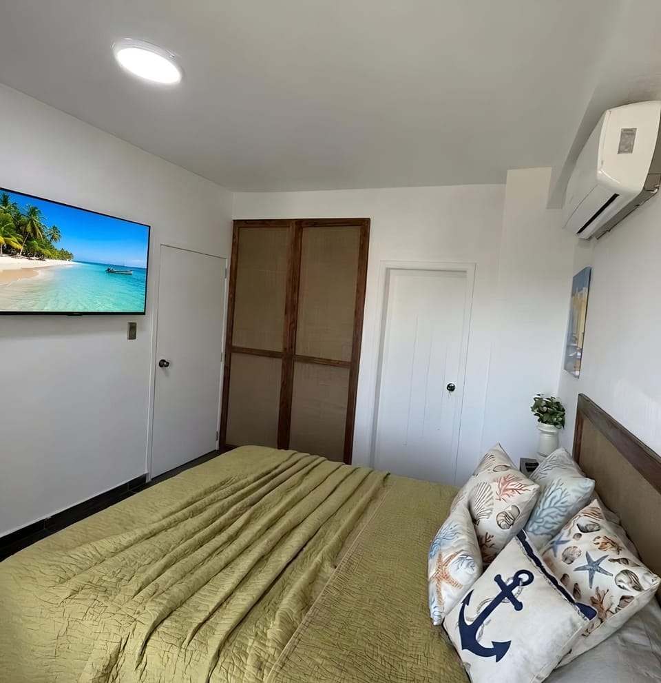 Bed, TV and multimedia, Photo of the whole room, Bedroom, wardrobe, air conditioner