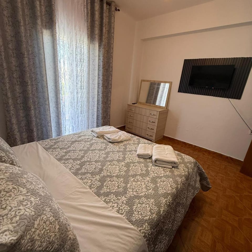 Patio, Spring, Bed, TV and multimedia, Photo of the whole room, Bedroom, towels