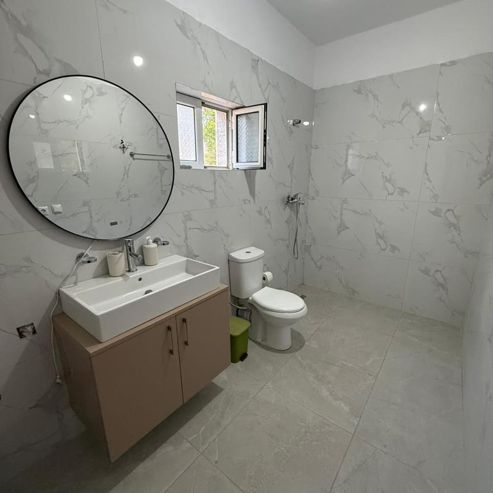 Shower, Toilet, Bathroom, bidet, towels
