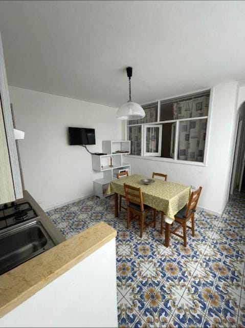 TV and multimedia, Kitchen or kitchenette, Living room, Seating area, Dining area, pet friendly, stove