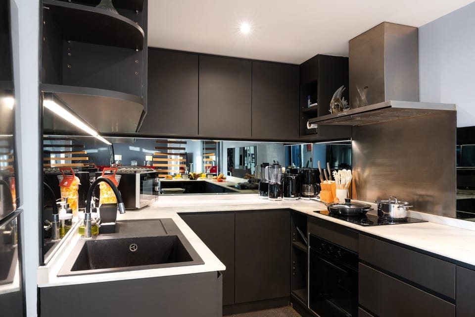 Coffee/tea facilities, Kitchen or kitchenette, oven, stove