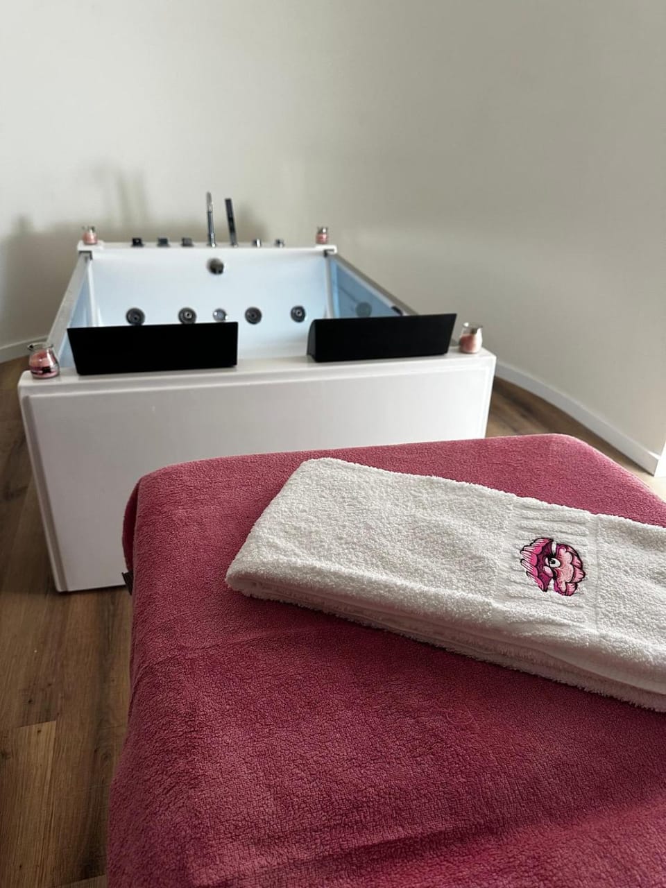 Hot Tub, Massage, Spa and wellness centre/facilities