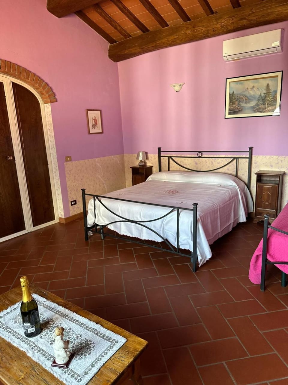 Photo of the whole room, Bedroom