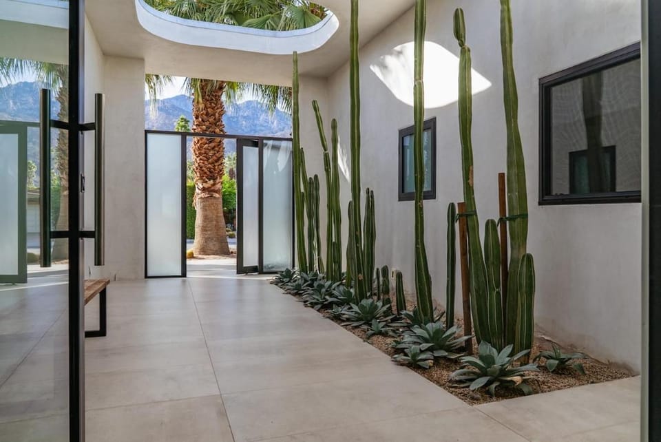 Mid Century Style, Location and Bespoke Furnishings Villa in Palm Springs