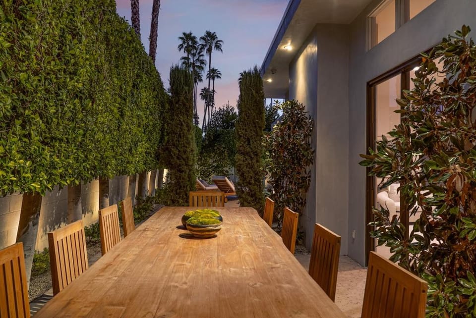 Mid Century Style, Location and Bespoke Furnishings Villa in Palm Springs