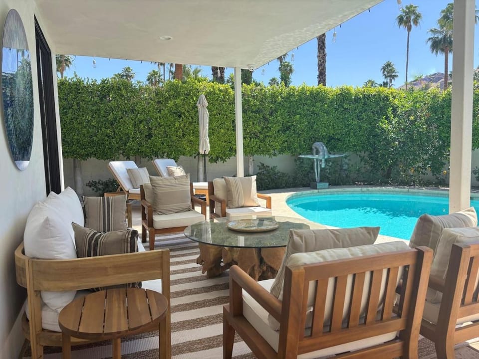 Mid Century Style, Location and Bespoke Furnishings Villa in Palm Springs