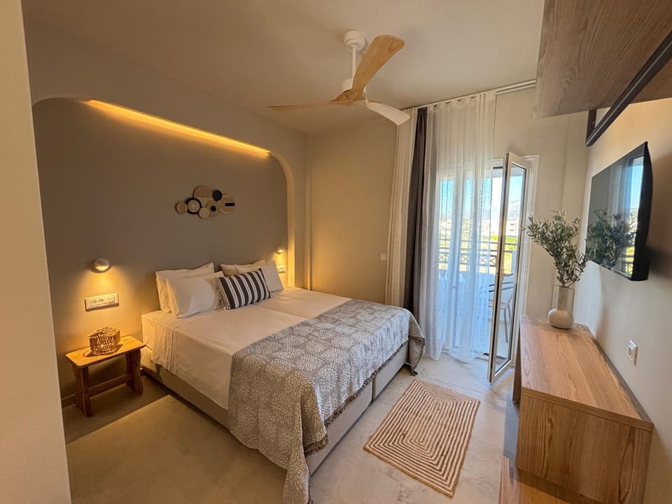 Bed, TV and multimedia, Photo of the whole room, Bedroom