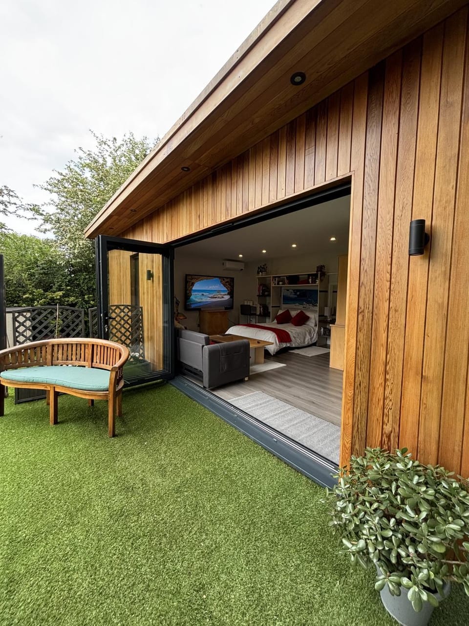 Modern garden room with private access and free parking Apartment in St Albans