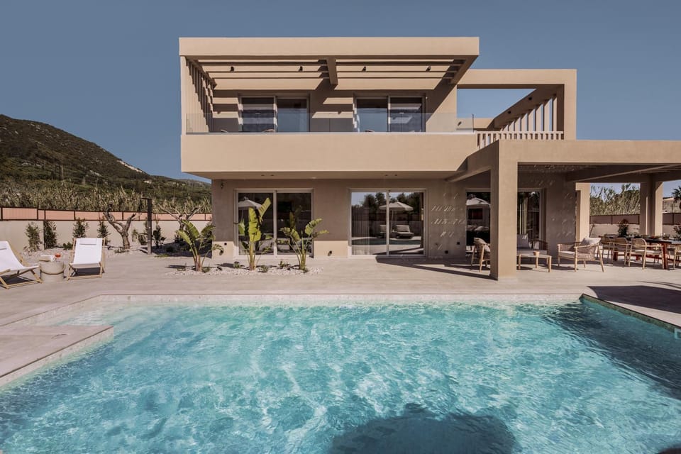 Property building, Balcony/Terrace, Swimming pool