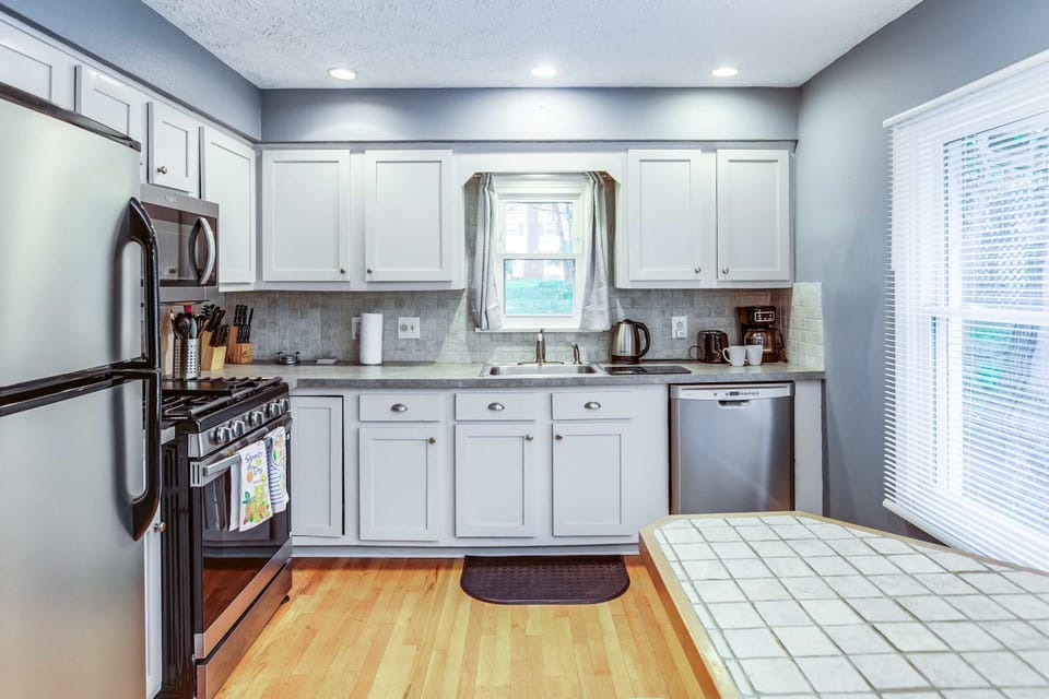 Gorgeous Retreat with Pool Hot Tub and Game Room House in Rochester