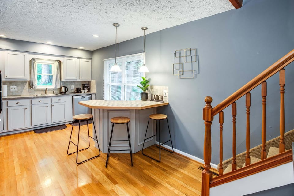 Gorgeous Retreat with Pool Hot Tub and Game Room House in Rochester