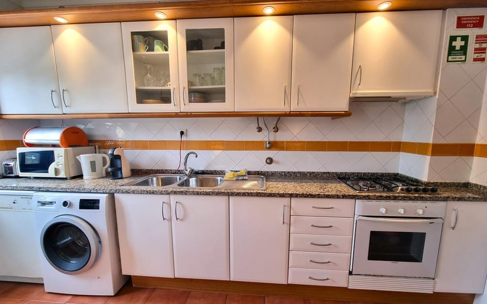 Coffee/tea facilities, dishwasher, microwave, oven, stove, washing machine, kitchen