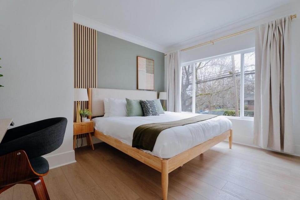Sleeps 12 3 Kitchen Walk to Link Light Rail House in Seattle