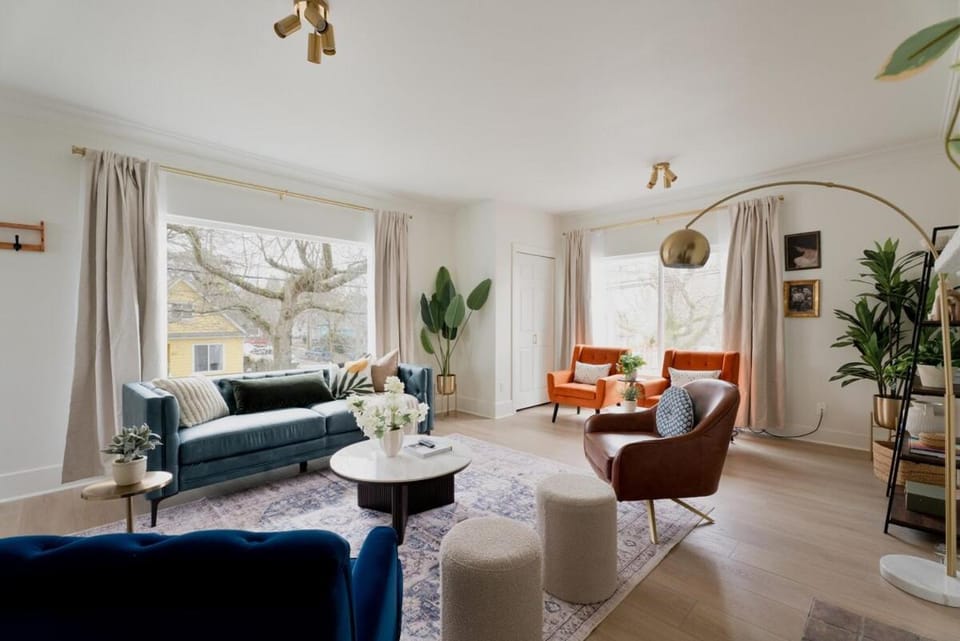 Sleeps 12 3 Kitchen Walk to Link Light Rail House in Seattle
