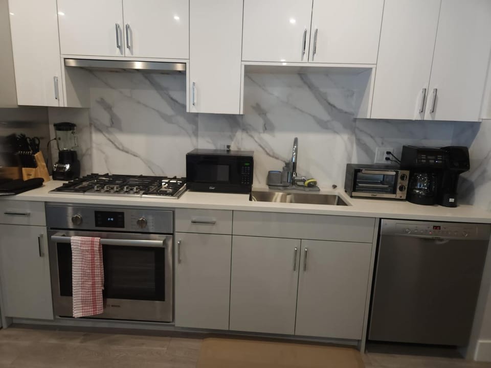 Coffee/tea facilities, Kitchen or kitchenette, dishwasher, oven, stove, toaster