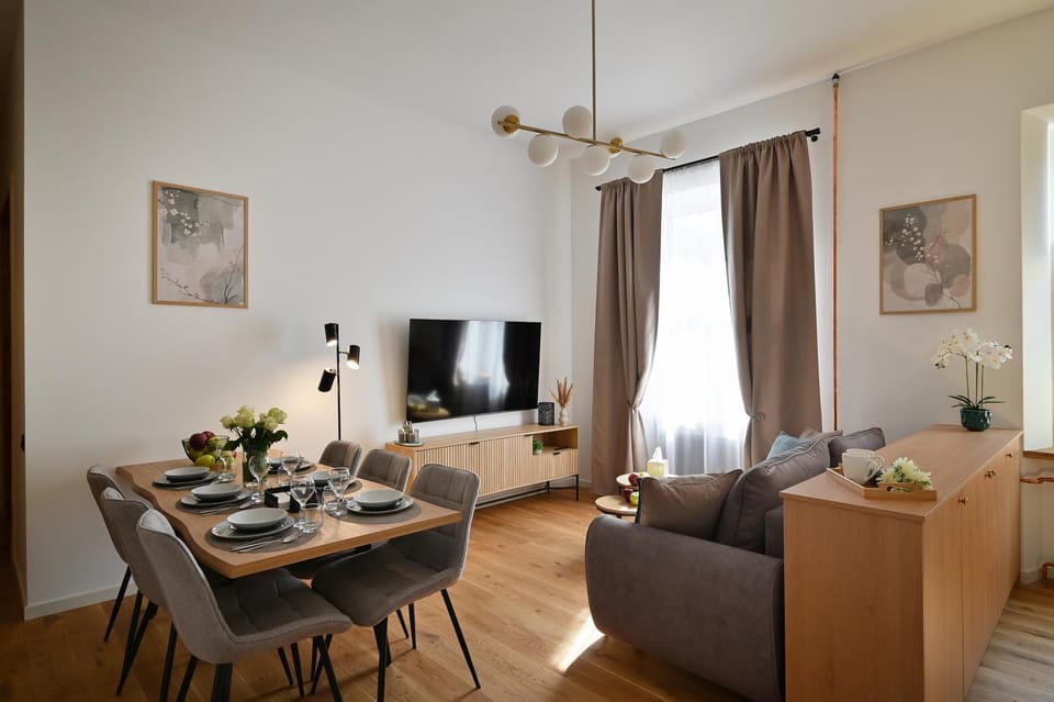 TV and multimedia, Seating area, Dining area