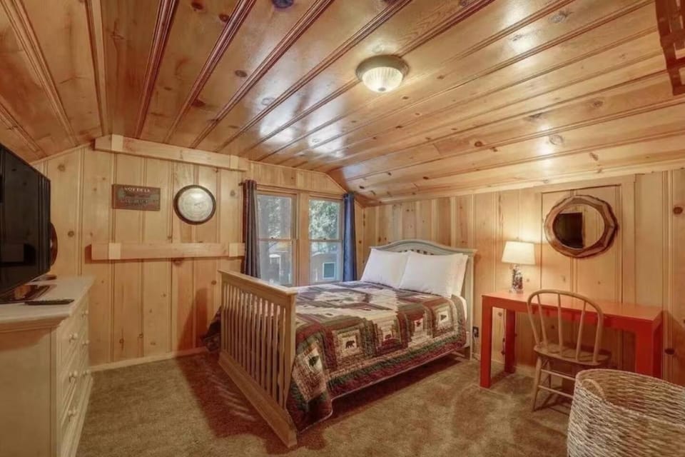Bed, TV and multimedia, Photo of the whole room, Bedroom