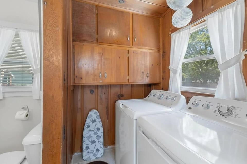 Bathroom, Photo of the whole room, towels, washing machine, dryer
