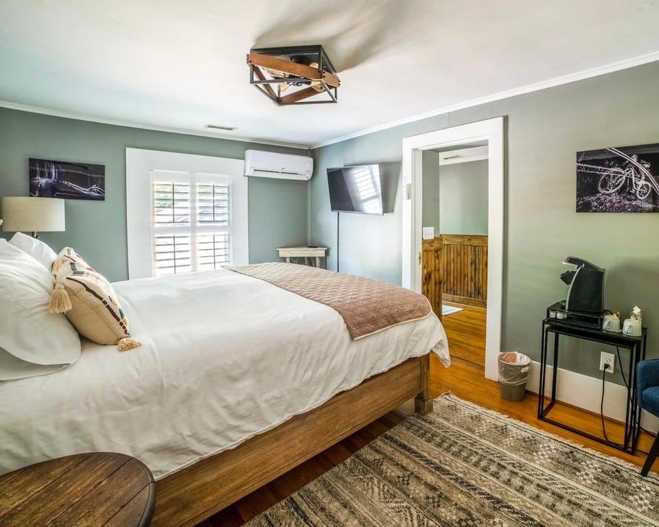 Hellbender Bed & Beverage Hotel in Blowing Rock