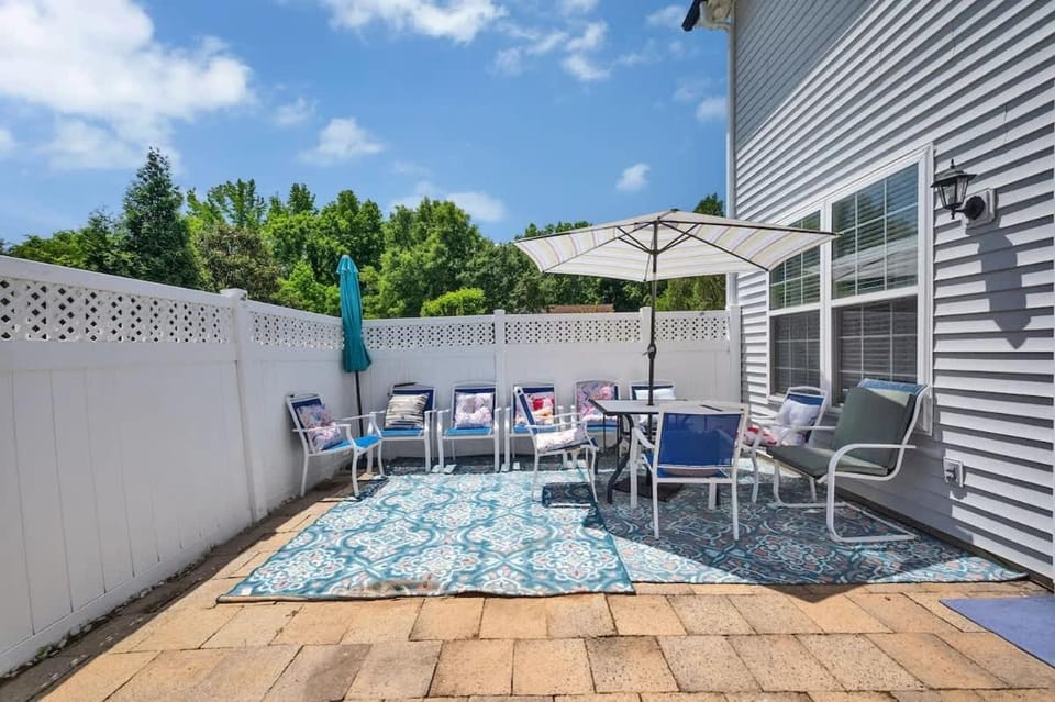 King Bed - Hot Tub - Fenced Yard - Near Carowinds House in Lake Wylie