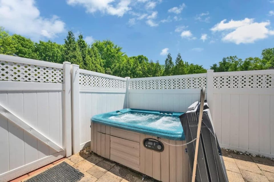King Bed - Hot Tub - Fenced Yard - Near Carowinds House in Lake Wylie