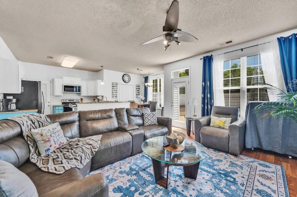 King Bed - Hot Tub - Fenced Yard - Near Carowinds House in Lake Wylie
