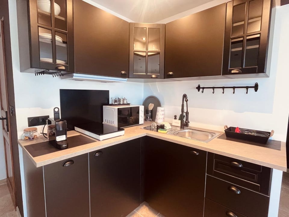 Studio neuf avec accès piscine, terrasse, parking - proche Marseille et aéroport Apartment in Provence-Alpes-Côte d'Azur