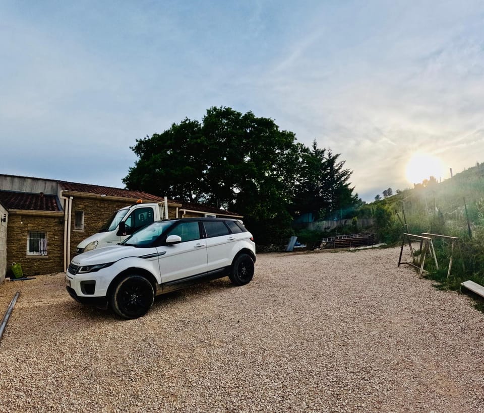 Studio neuf avec accès piscine, terrasse, parking - proche Marseille et aéroport Apartment in Provence-Alpes-Côte d'Azur