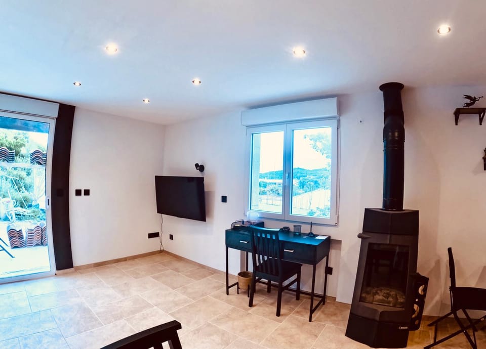 Studio neuf avec accès piscine, terrasse, parking - proche Marseille et aéroport Apartment in Provence-Alpes-Côte d'Azur