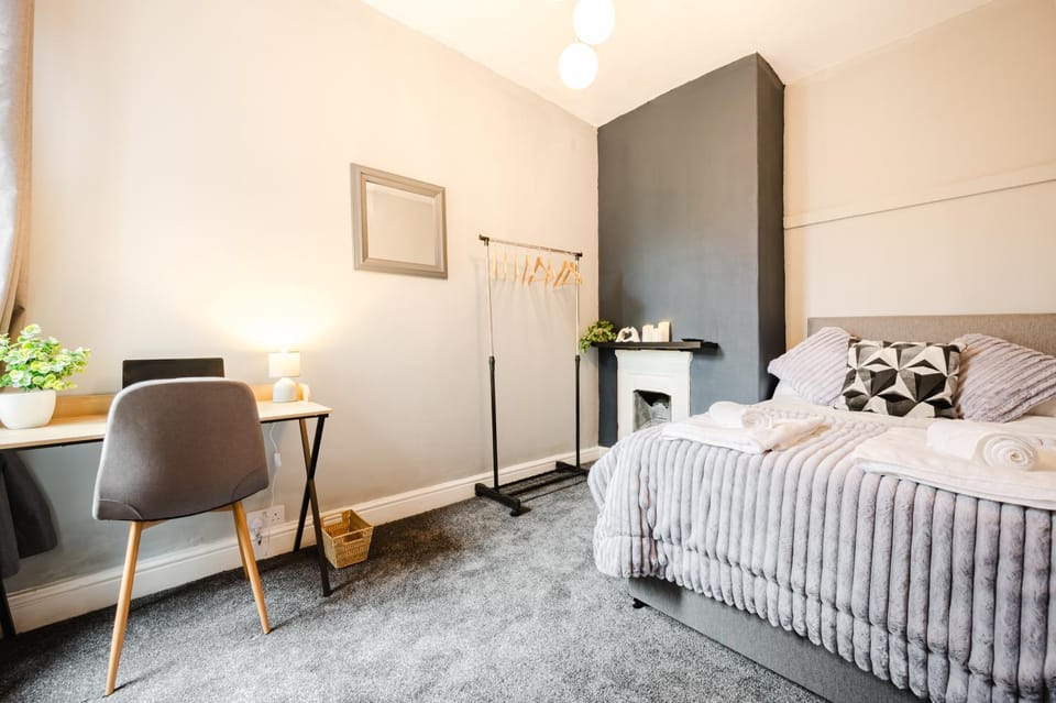 Bed, Photo of the whole room, Seating area, Bedroom
