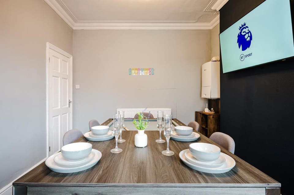 TV and multimedia, Seating area, Dining area