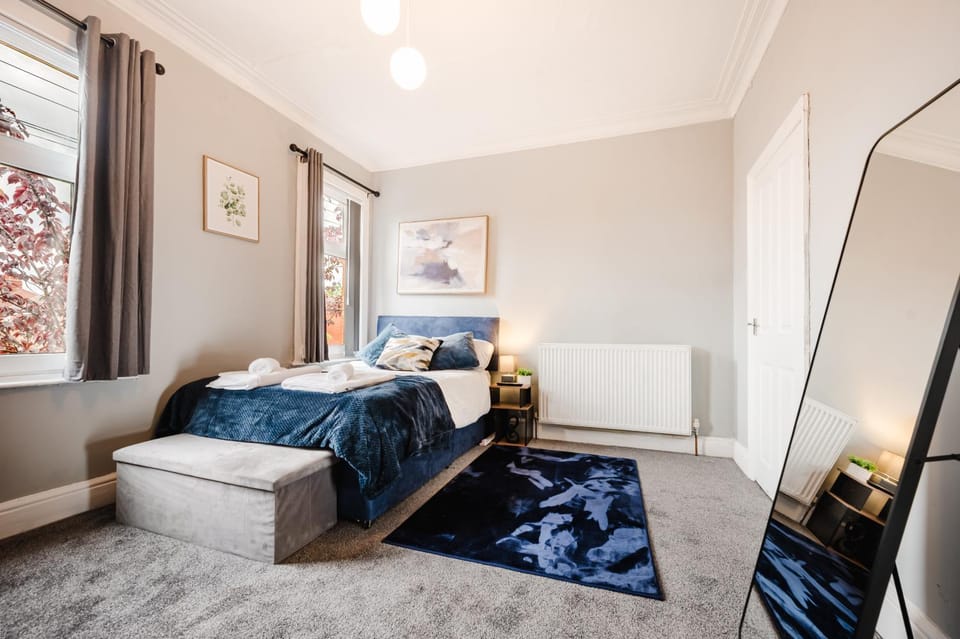 Bed, TV and multimedia, Living room, Photo of the whole room, Seating area, Bedroom