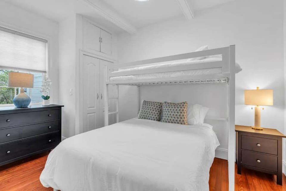 2BR Guest House - Sleeps 6 - Walk to Beach & Fun House in Asbury Park