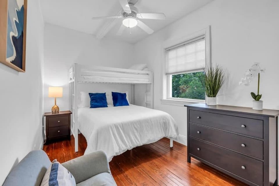 2BR Guest House - Sleeps 6 - Walk to Beach & Fun House in Asbury Park
