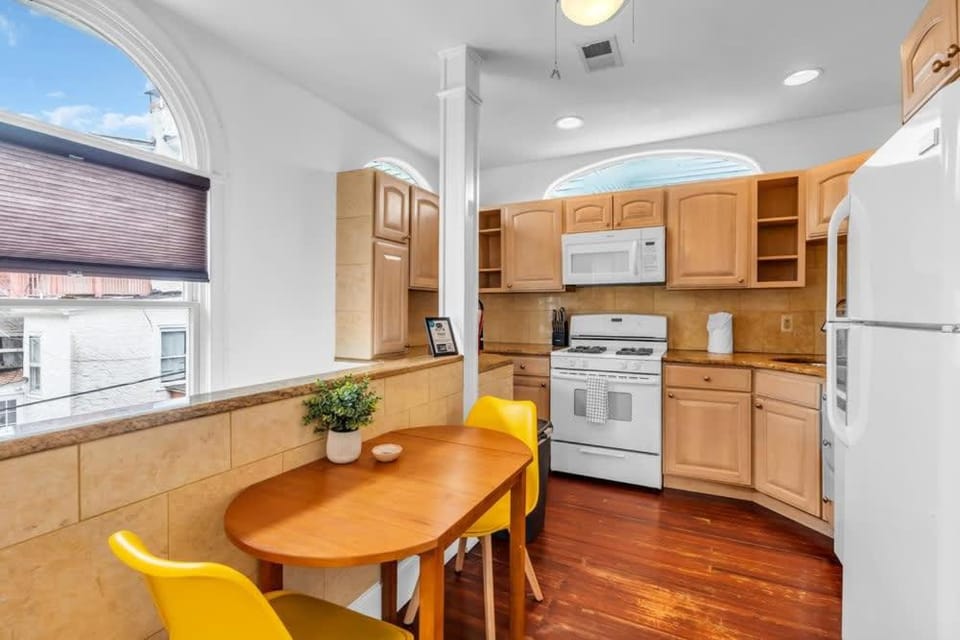 2BR Guest House - Sleeps 6 - Walk to Beach & Fun House in Asbury Park