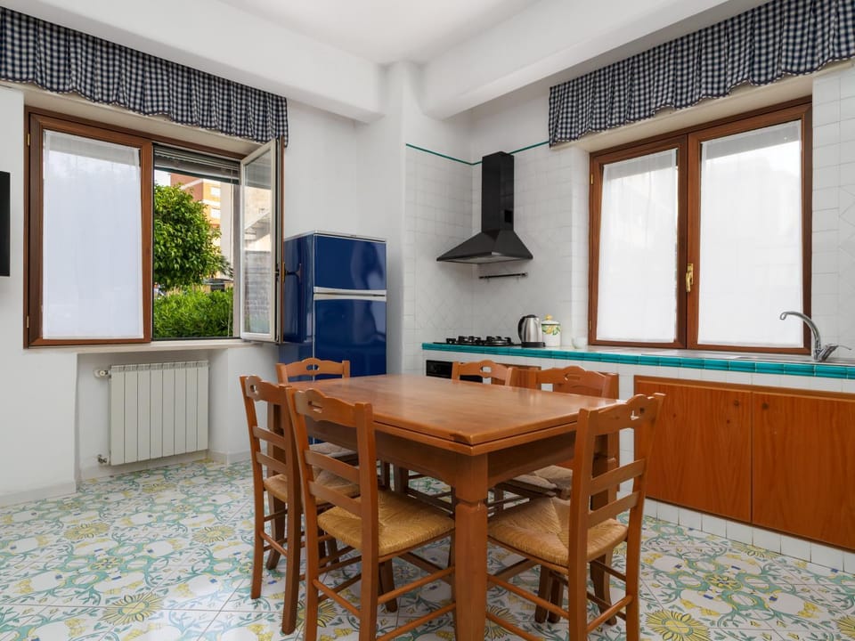 Coffee/tea facilities, Dining area, heating, stove, kitchen