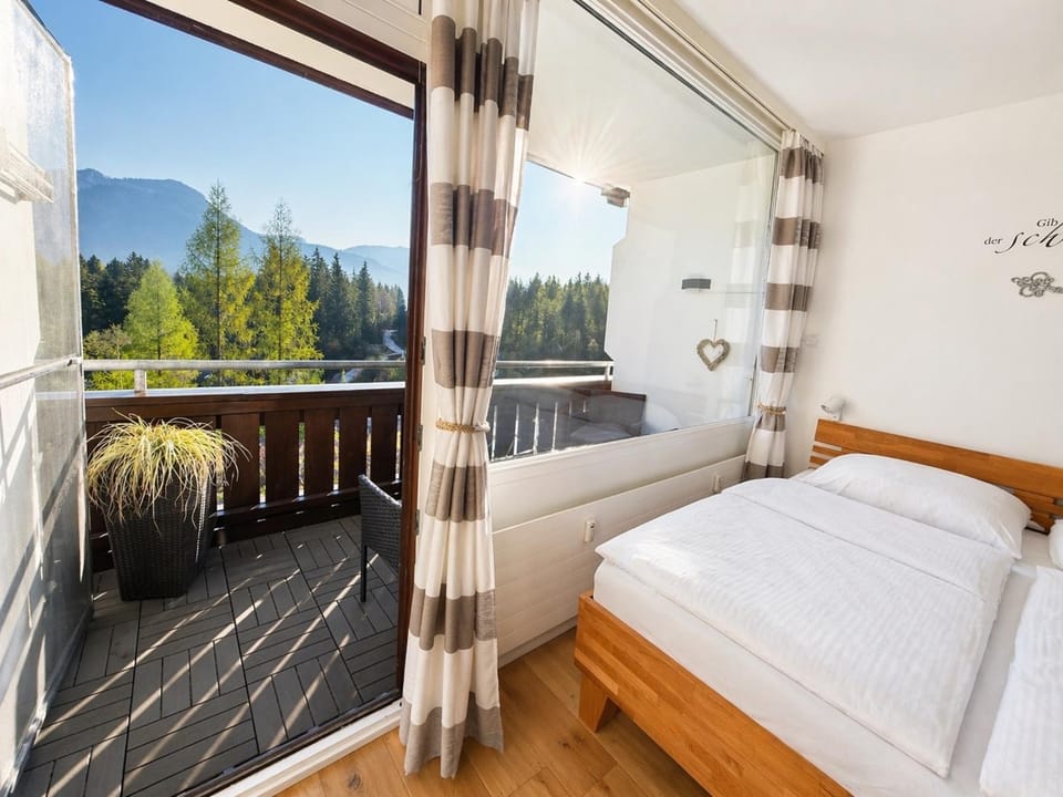 Spring, Bed, Day, Natural landscape, View (from property/room), Balcony/Terrace, Photo of the whole room, Bedroom, Mountain view