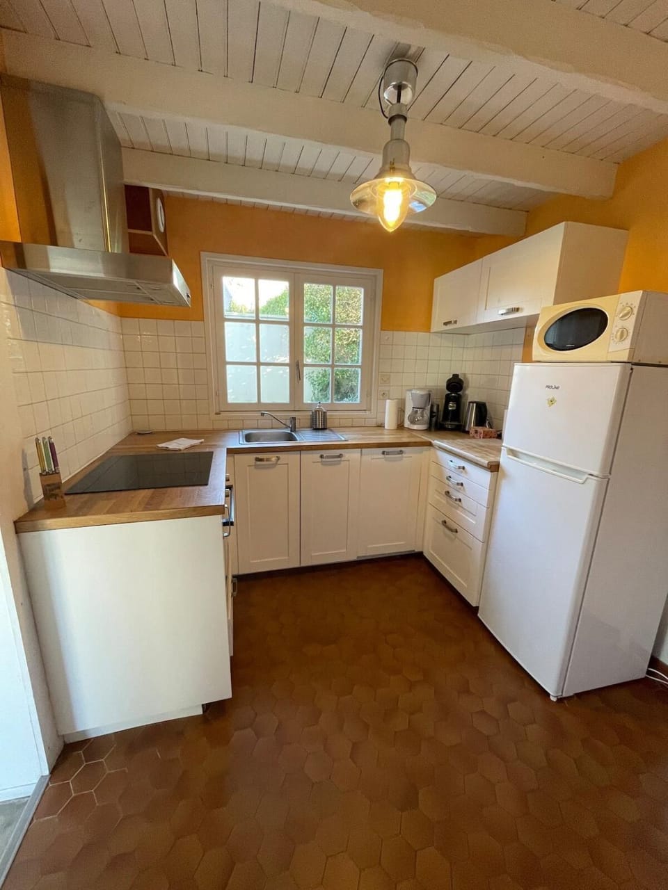 Coffee/tea facilities, dishwasher, microwave, oven, stove, toaster, kitchen