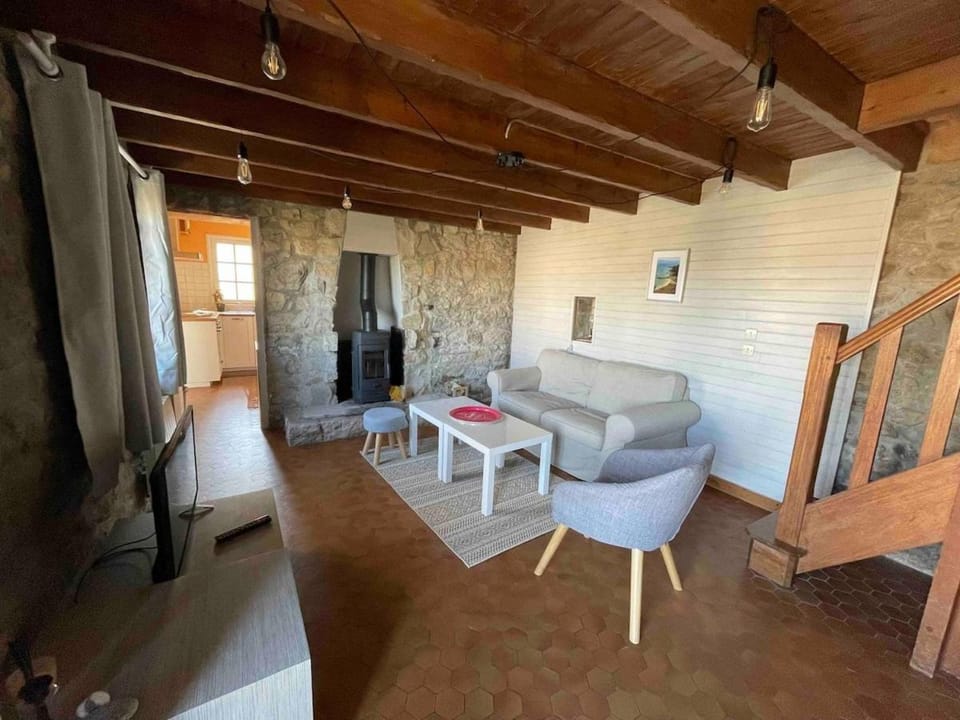 TV and multimedia, Seating area, fireplace