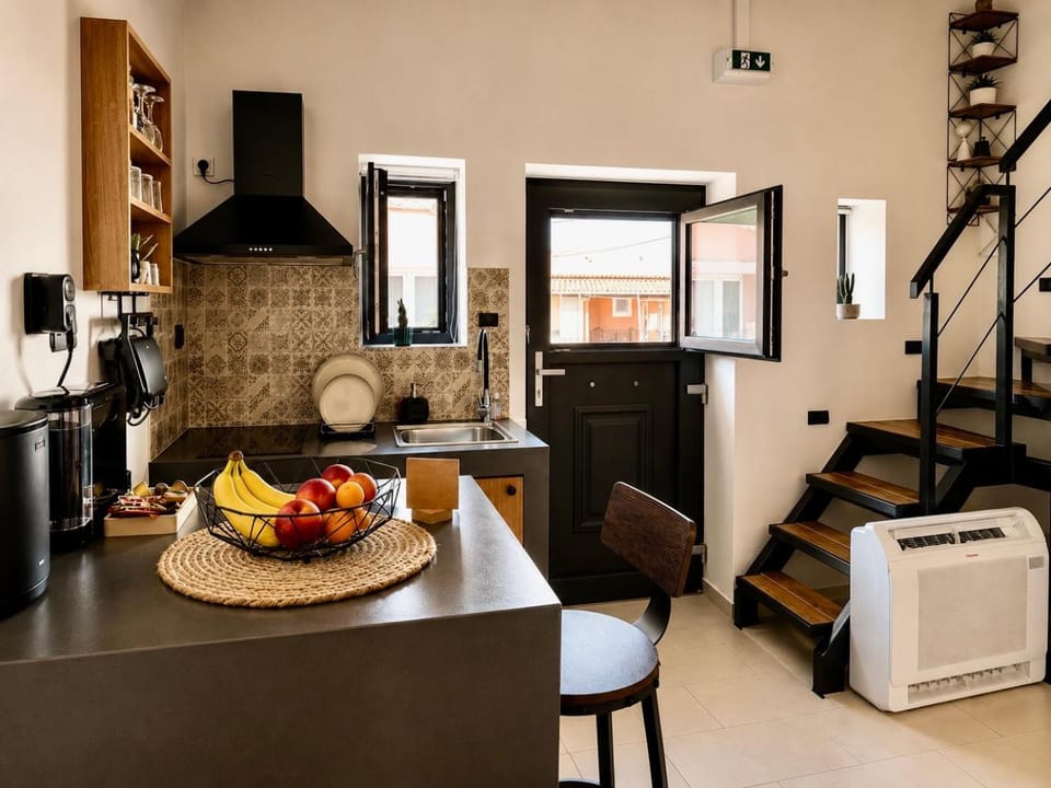 Kitchen or kitchenette, Food and drinks, Dining area, Food, stove