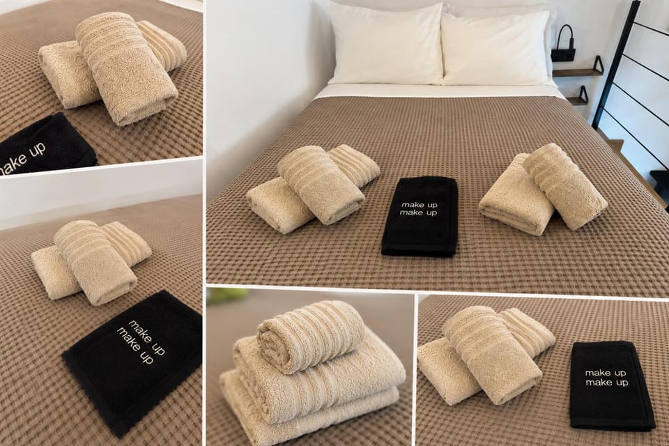 Bed, towels