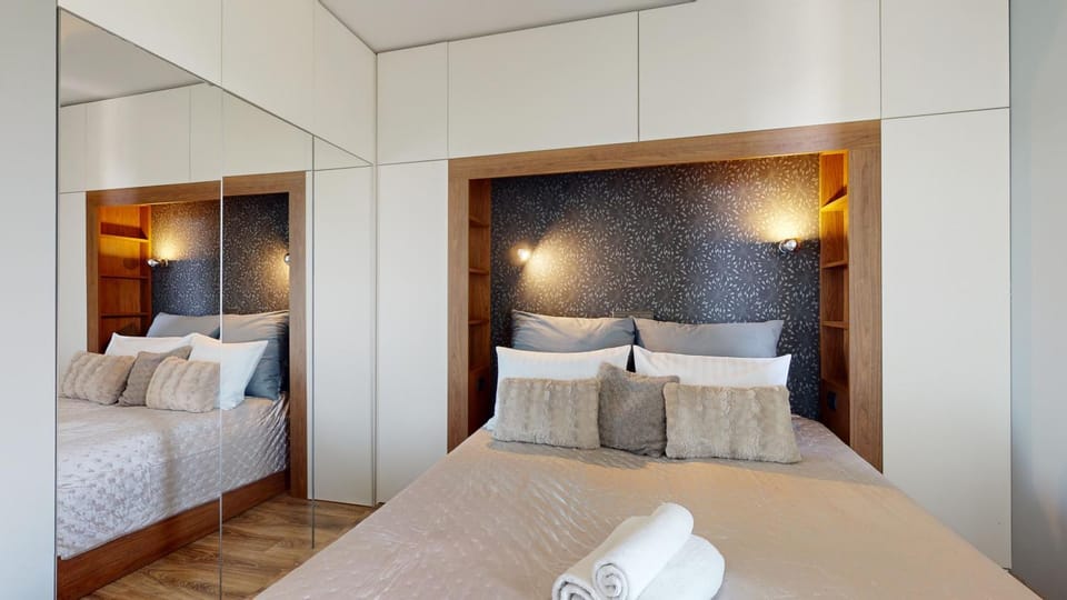 Bed, Photo of the whole room, Bedroom, towels