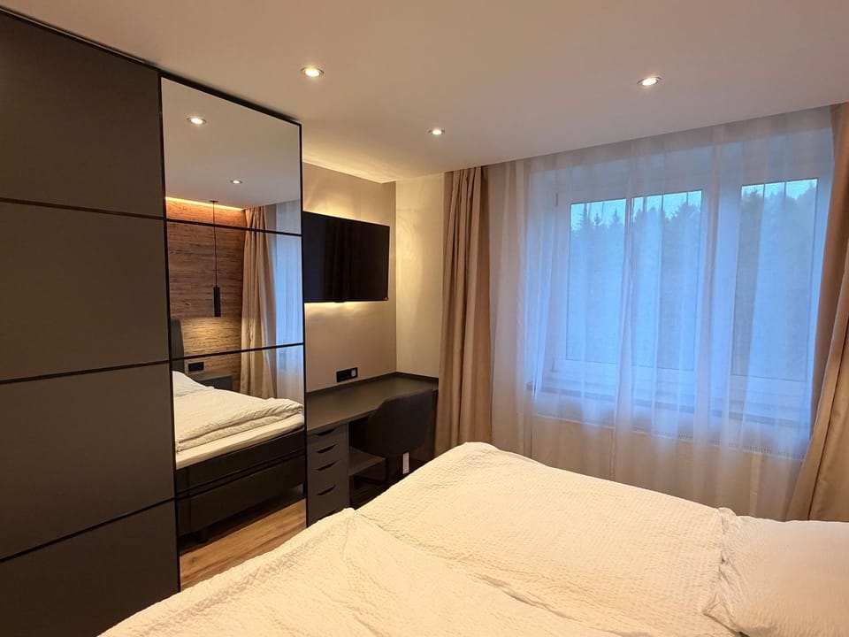 Bed, TV and multimedia, Bedroom