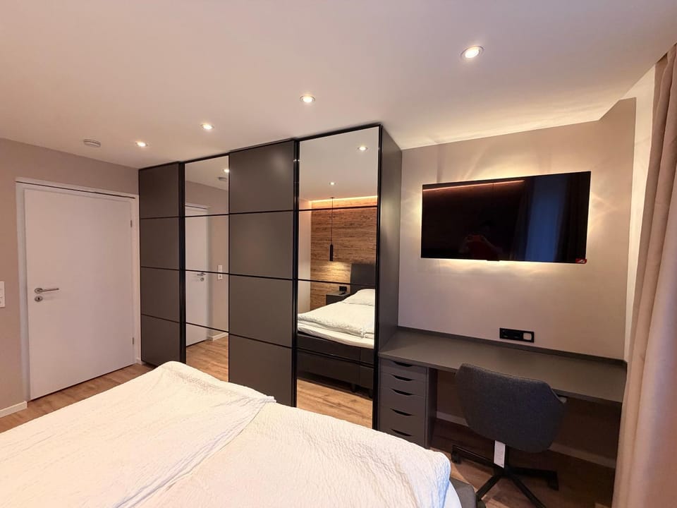 Bed, TV and multimedia, Photo of the whole room, Bedroom, wardrobe