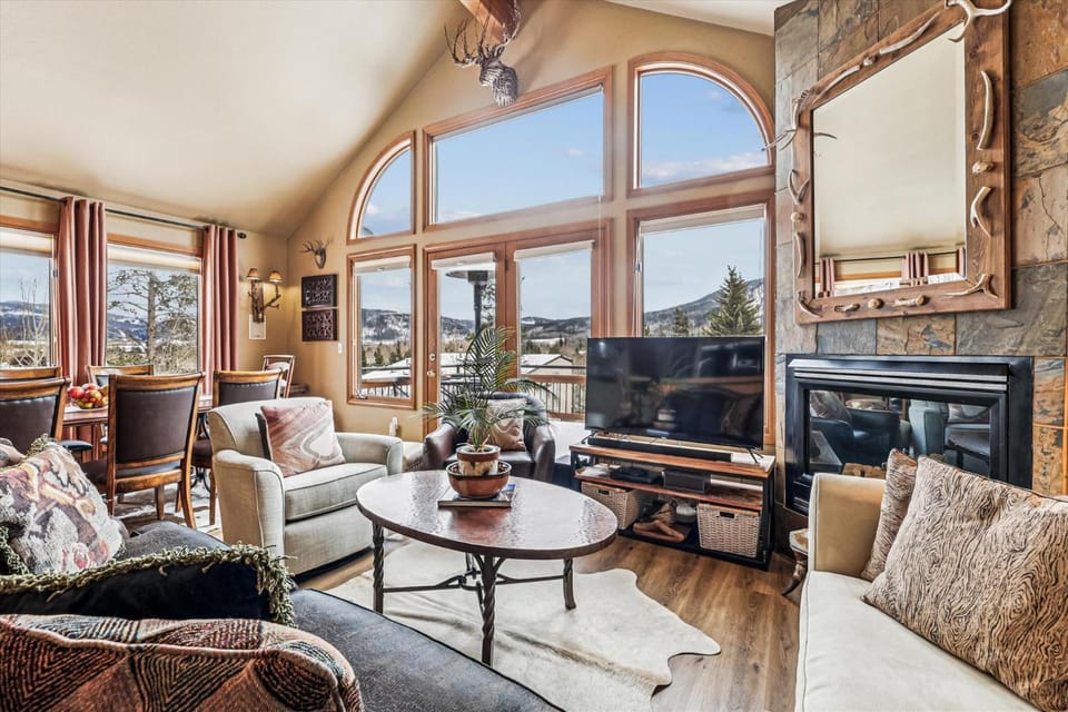 Royal Mountain Retreat, Cozy Frisco Townhome, Private Hot Tub, New Listing House in Frisco