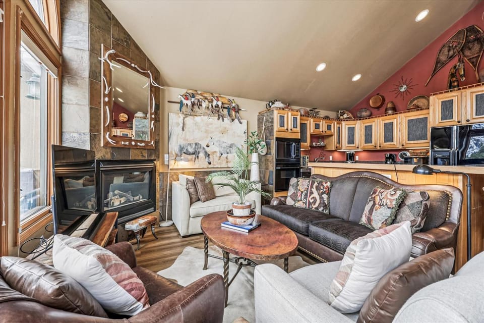 Royal Mountain Retreat, Cozy Frisco Townhome, Private Hot Tub, New Listing House in Frisco