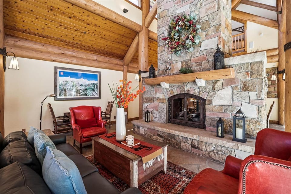 Rubywood, Luxury Breckenridge Lodge with Hot Tub and Theater, Close to Shuttle, Big Views House in Breckenridge